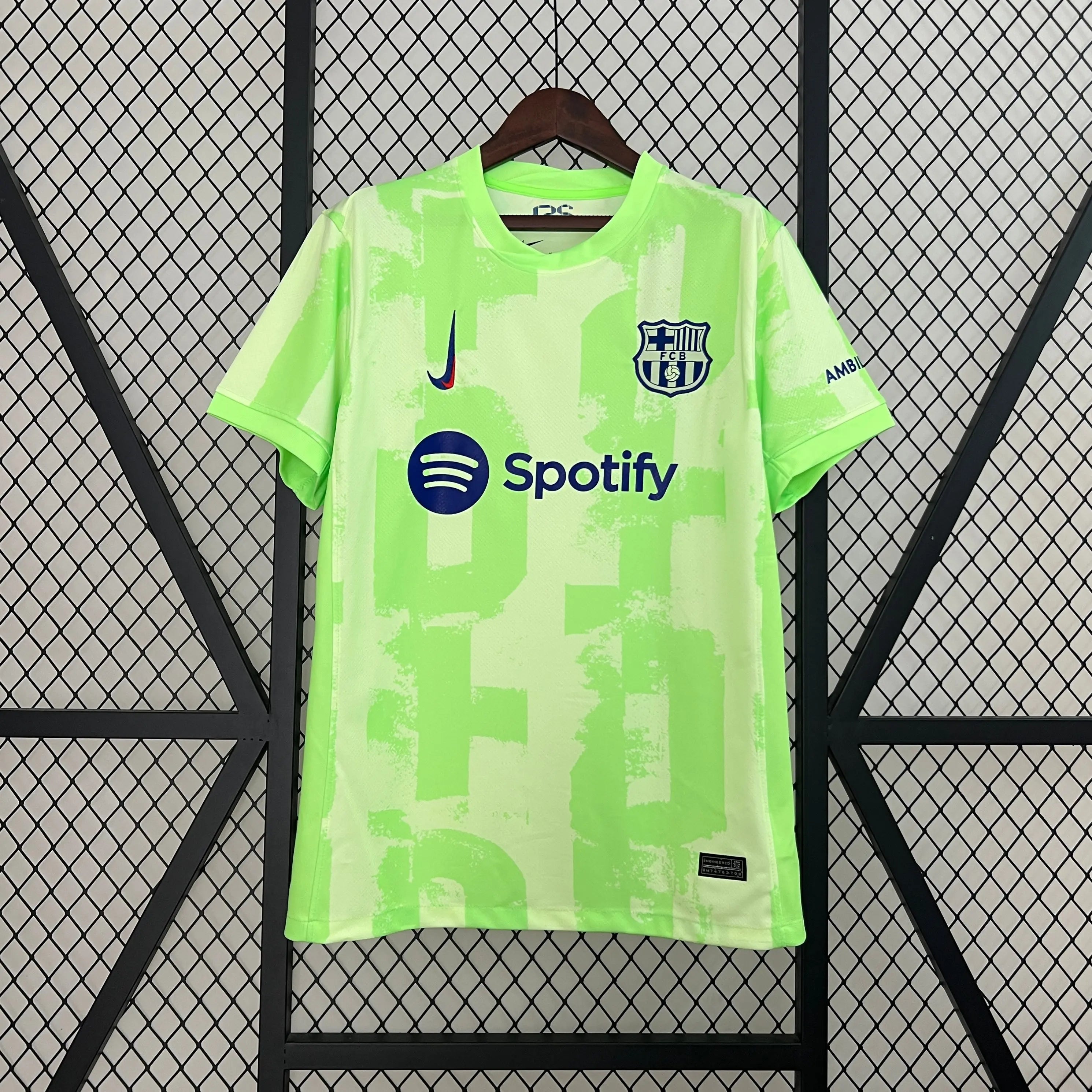 Maillot FC Barcelone 24/25 – Nouveau maillot domicile du Barça, design moderne aux couleurs blaugrana, logo officiel et tissu respirant pour un confort optimal.