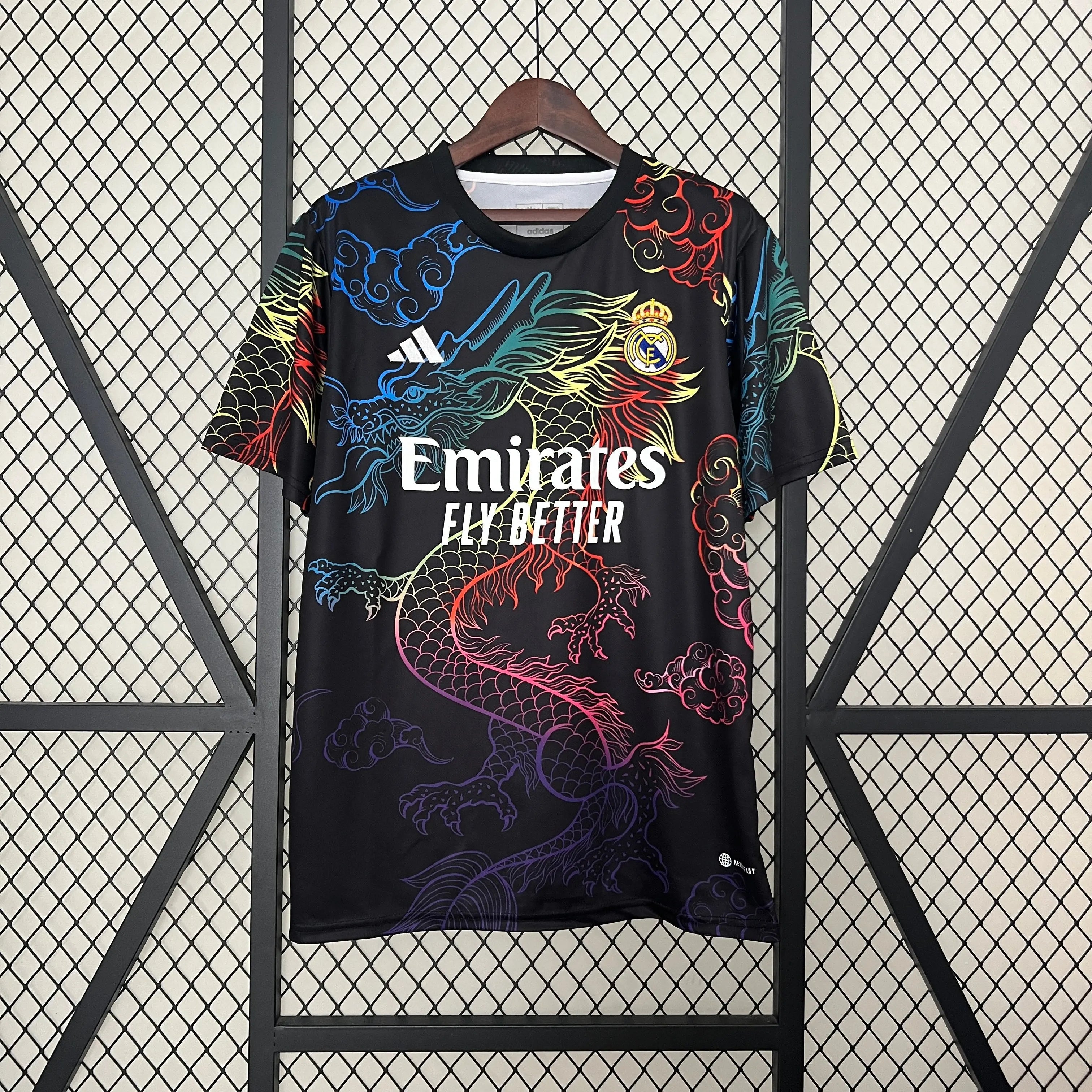 Survêtement d'entraînement Real Madrid 24/25 – Ensemble deux pièces avec veste zippée et pantalon, design blanc et doré, logo officiel du club, tissu technique respirant.