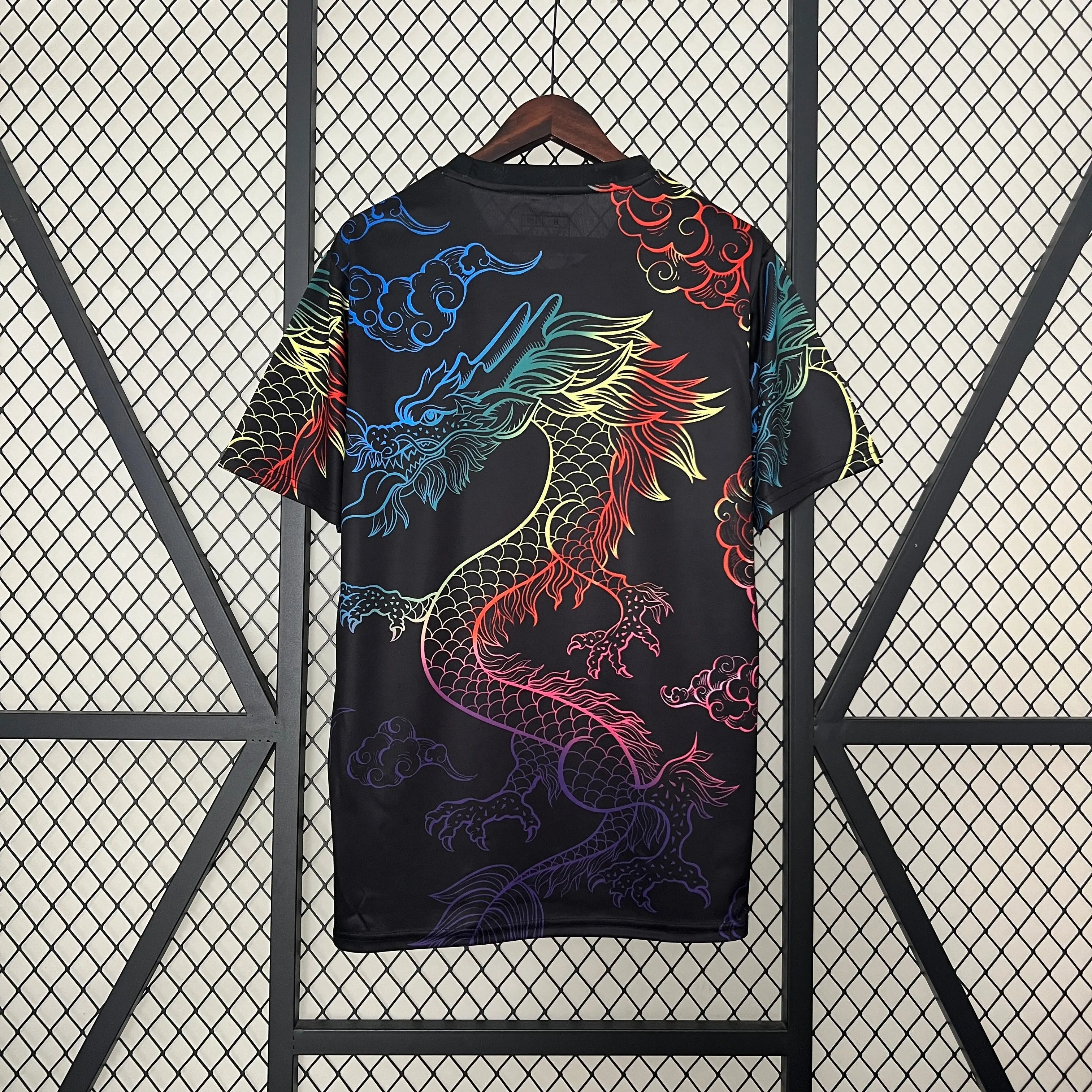 Survêtement d'entraînement Real Madrid 24/25 – Ensemble deux pièces avec veste zippée et pantalon, design blanc et doré, logo officiel du club, tissu technique respirant.