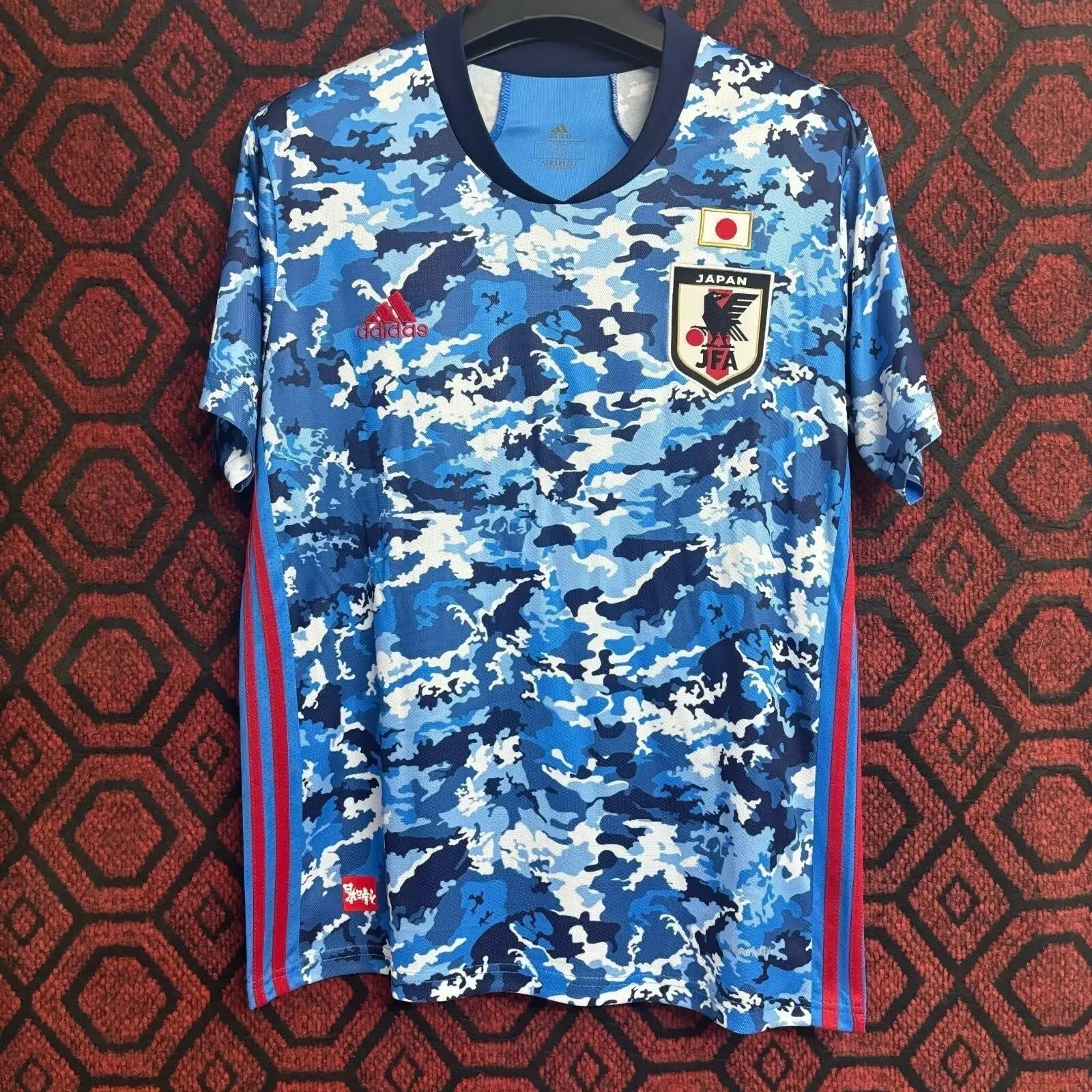 Maillot officiel de la sélection japonaise avec design moderne, couleurs emblématiques bleu et blanc, tissu respirant et finitions premium.