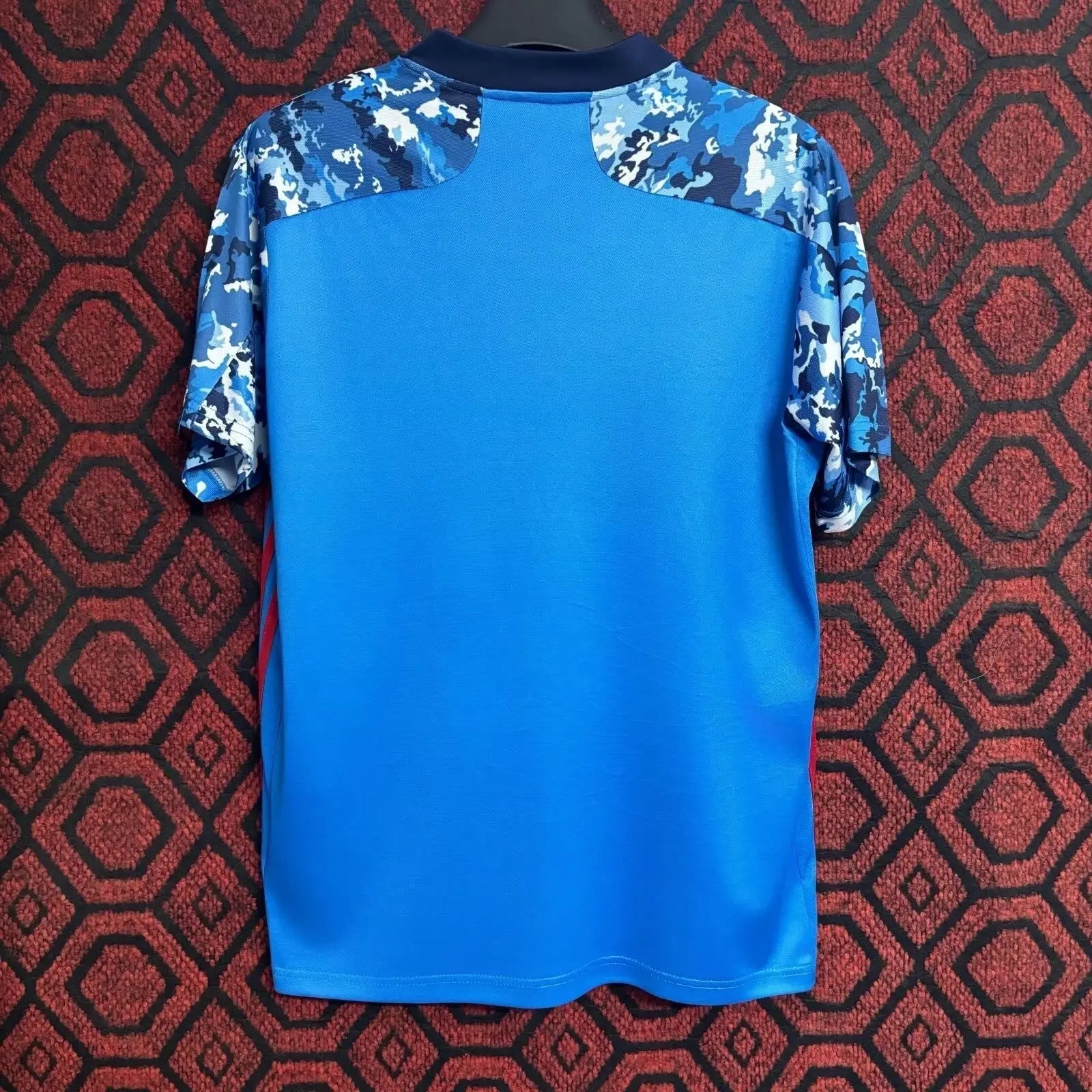 Maillot officiel de la sélection japonaise avec design moderne, couleurs emblématiques bleu et blanc, tissu respirant et finitions premium.