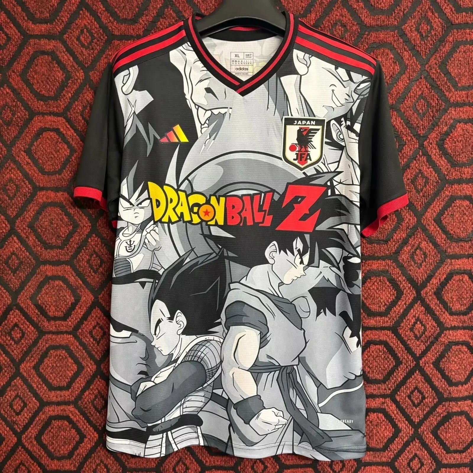 Design unique inspiré de l’univers manga, couleurs vives, motifs stylisés, logo officiel de la sélection japonaise, tissu respirant et léger.