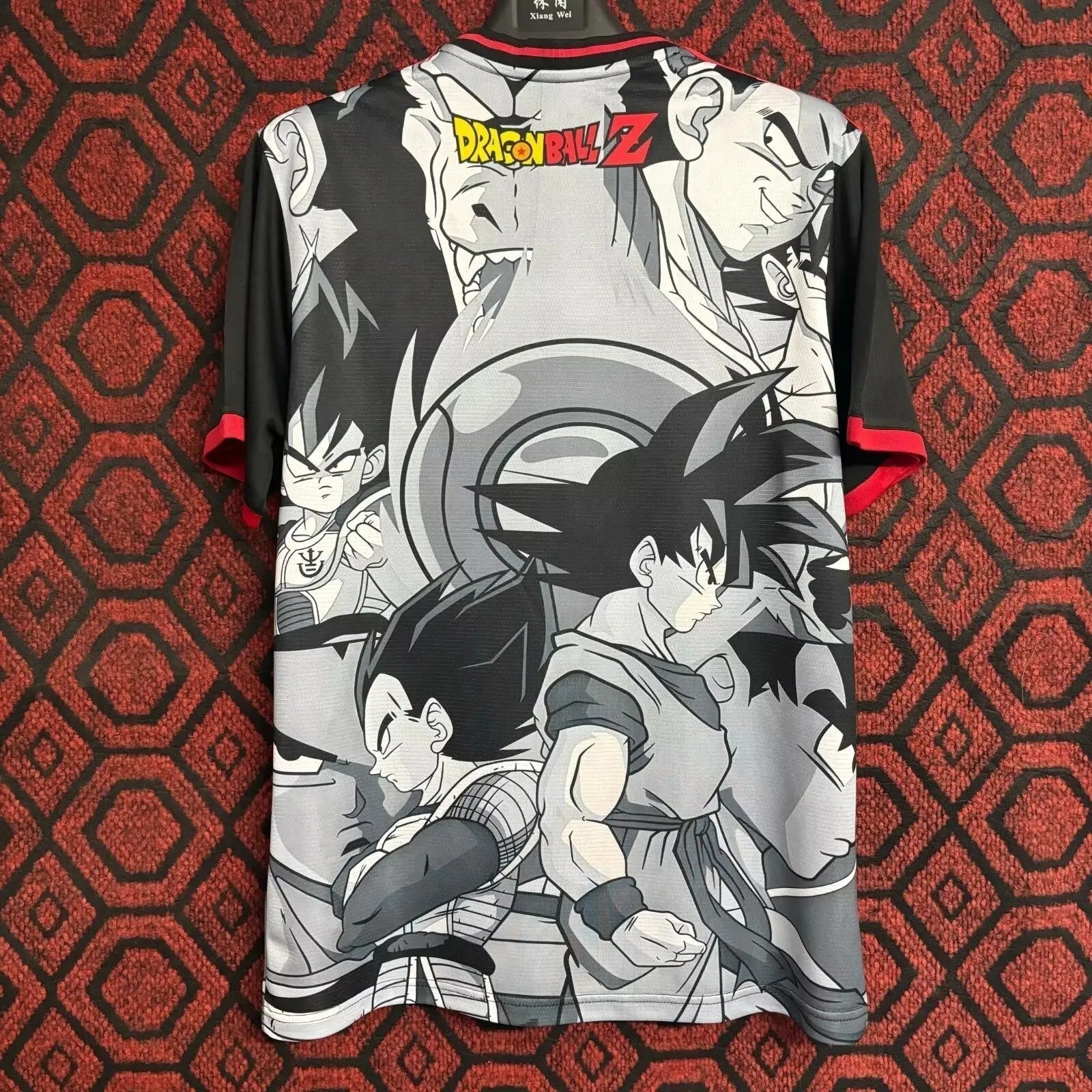 Design unique inspiré de l’univers manga, couleurs vives, motifs stylisés, logo officiel de la sélection japonaise, tissu respirant et léger.